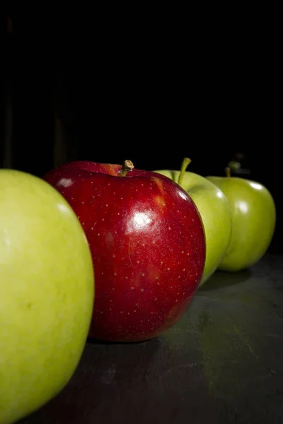 Destaca la manzana roja —  Fotos de Stock