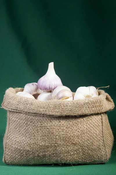 Knoblauch in einer Tüte — Stockfoto