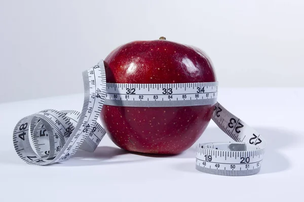 Concept de ruban à mesurer et pomme . — Photo