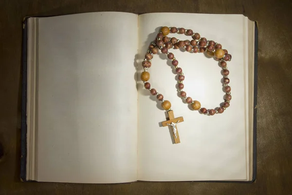Libro aperto con rosario — Foto Stock