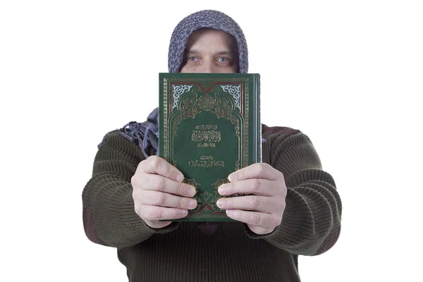 Muslimský muž s Koránu ve svých rukou — Stock fotografie