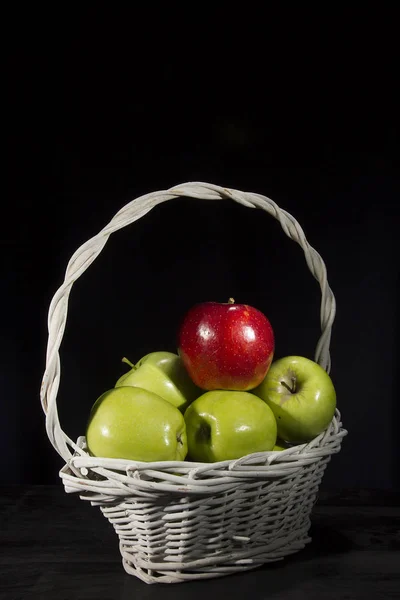 Elmalar sepete. — Stok fotoğraf