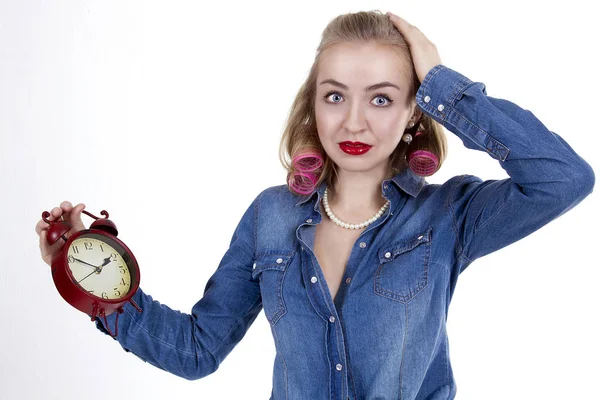 Mujer joven con despertador — Foto de Stock