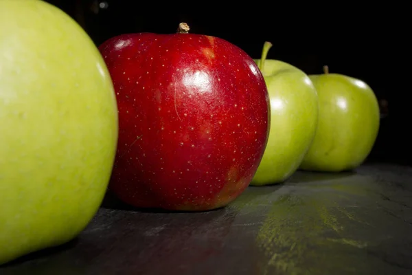 Destaca la manzana roja —  Fotos de Stock