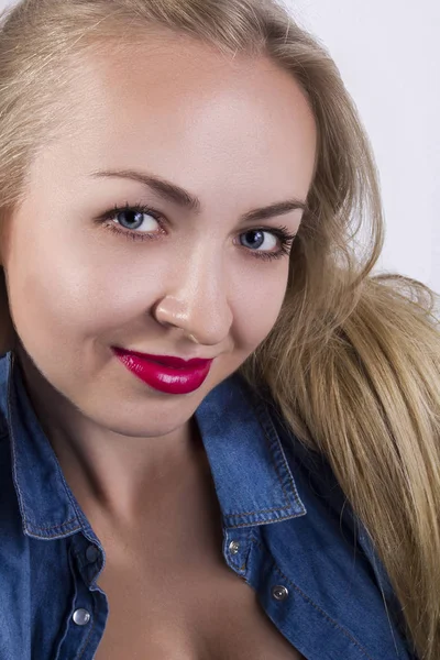 Portrett av en ung, vakker blond kvinne – stockfoto