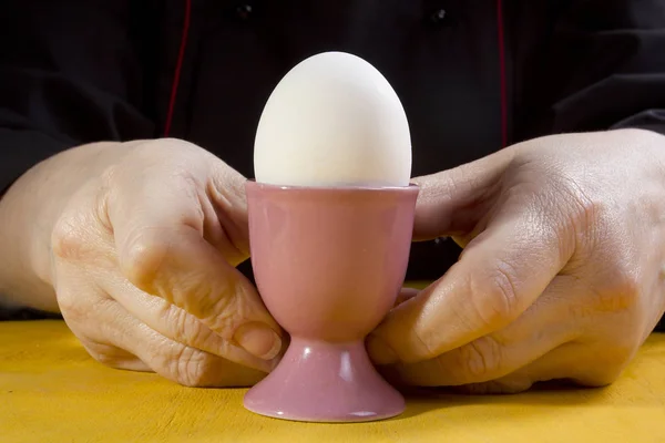 Jajko gotowane w uchwycie — Zdjęcie stockowe