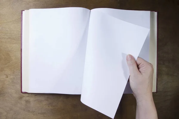 Kézzel fordul egy üres lapot a könyv — Stock Fotó