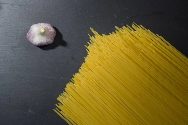 Macaroni and garlic — Stock Photo, Image