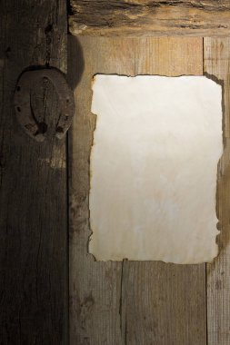 Paslı at nalı ve kapıdaki bir kağıdın