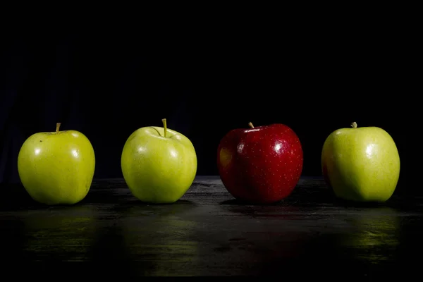 Červené jablko vyčnívá — Stock fotografie
