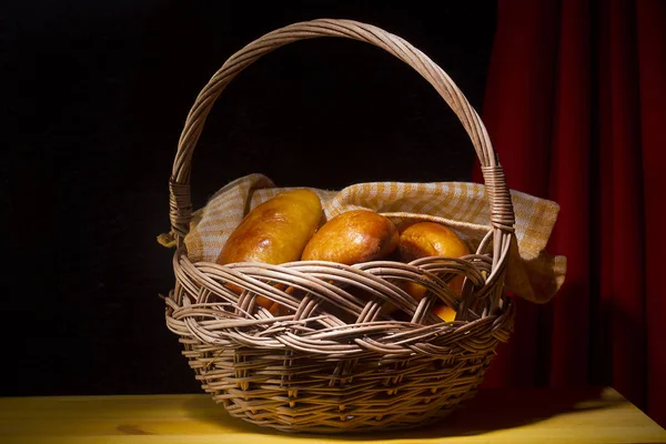 Kuchen im Korb — Stockfoto