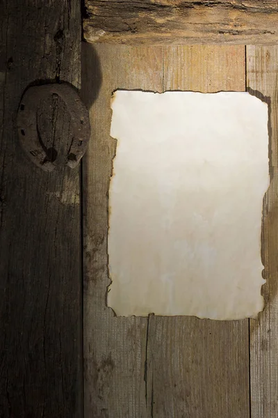 Herradura oxidada y una hoja de papel en la puerta Imágenes de stock libres de derechos