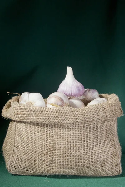 Knoblauch in einer Tüte — Stockfoto