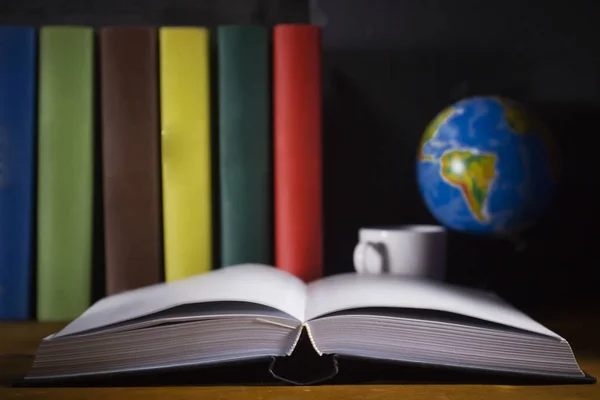 Livro aberto e livros coloridos — Fotografia de Stock