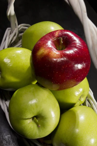 Яблука в кошику — стокове фото