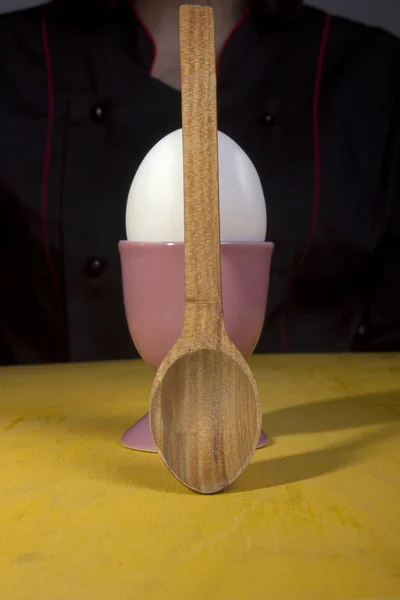 Gekochtes Ei im Eierbecher — Stockfoto