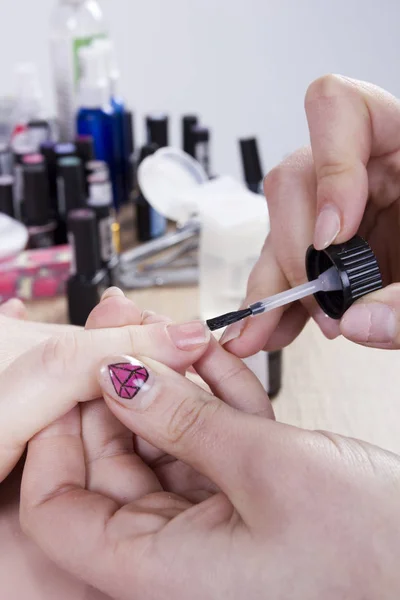 Manicurist makes manicure — Stock Photo, Image