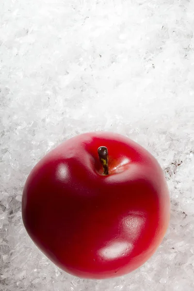 Apple on the snow — Stock Photo, Image