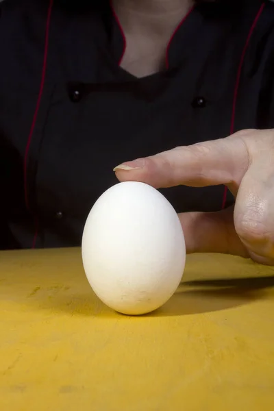 厨师手拿着一个鸡蛋 — 图库照片