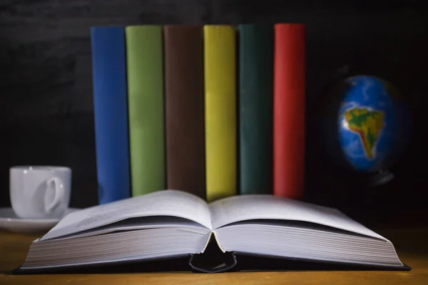 Livro aberto e livros coloridos — Fotografia de Stock