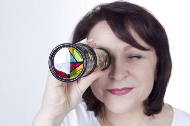 Yetişkin kadın bir kaleydoskop arıyorum