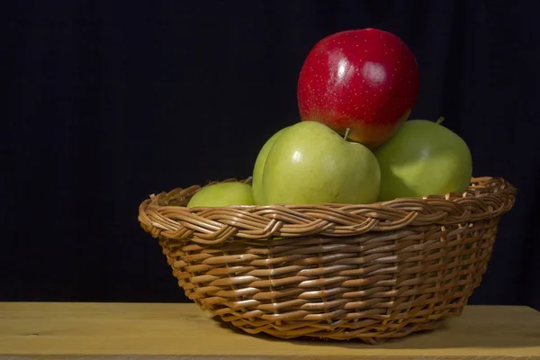 Äpfel im Korb — Stockfoto