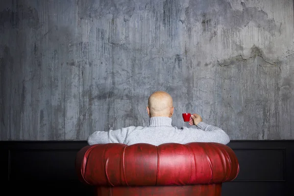 Homem careca na poltrona vermelha — Fotografia de Stock