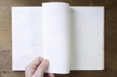 Eller defter sayfaları çevirmek