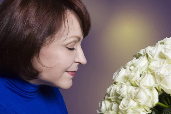 Frau mit einem Strauß Rosen — Stockfoto