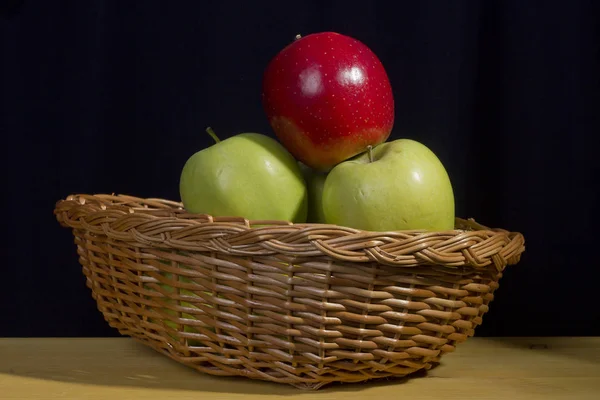 かごの中のリンゴ — ストック写真