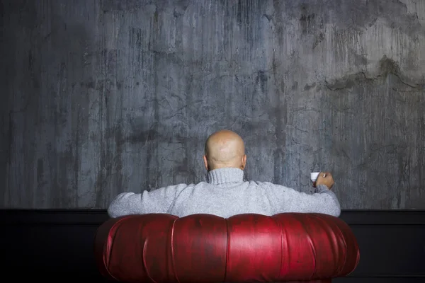 Homem careca na poltrona vermelha — Fotografia de Stock