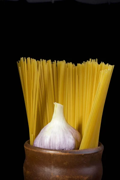 Spaghetti and garlic — Stock Photo, Image