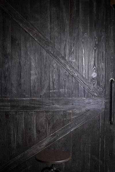 Черные деревянные двери — стоковое фото