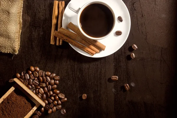 Kaffeemehl in Bohnen und in einer Tasse — Stockfoto