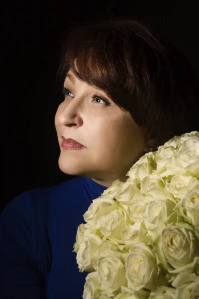 Frau mit einem Strauß Rosen — Stockfoto