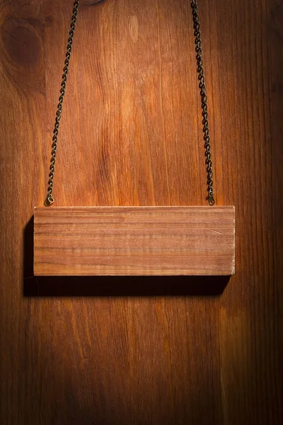Дерев'яна табличка на ланцюжку — стокове фото