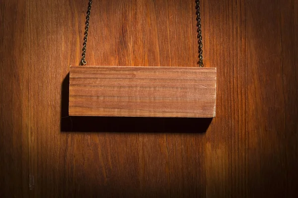 Placa de madera en la cadena — Foto de Stock