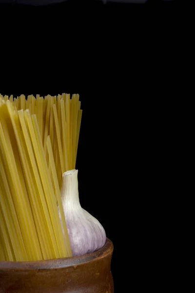 Spaghetti and garlic — Stock Photo, Image