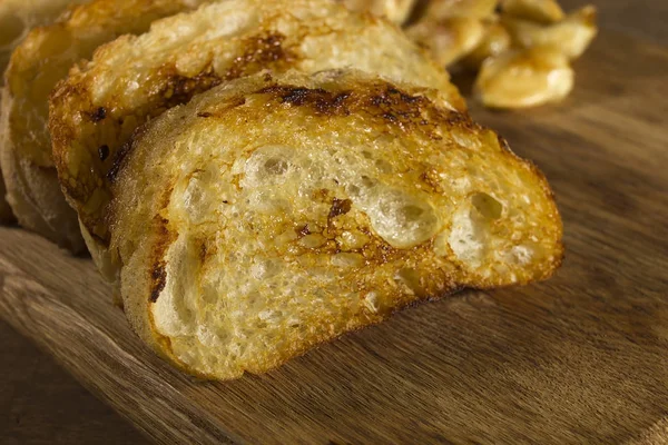 Fatias grelhadas de pão francês — Fotografia de Stock