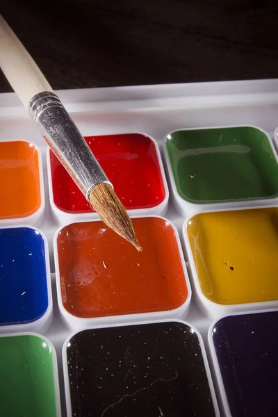 Renkli suluboya ve bir fırça — Stok fotoğraf