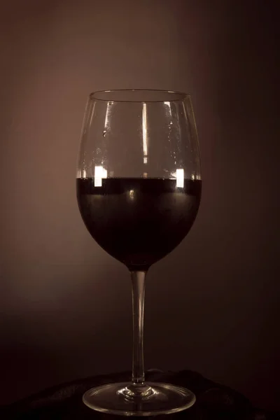 Vinho tinto em um copo — Fotografia de Stock