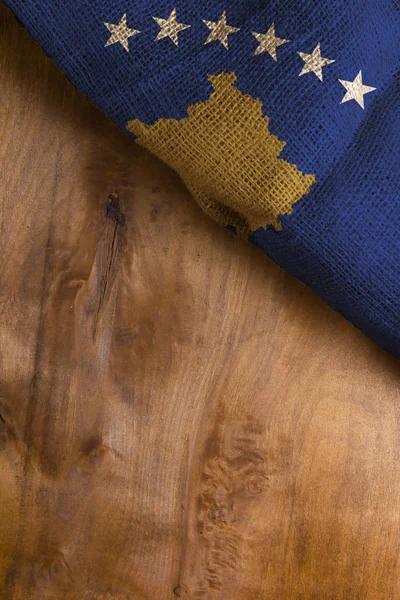 Koszovó zászlaja a fából készült háttér — Stock Fotó