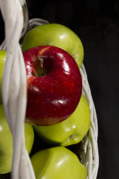 Äpfel im Korb — Stockfoto