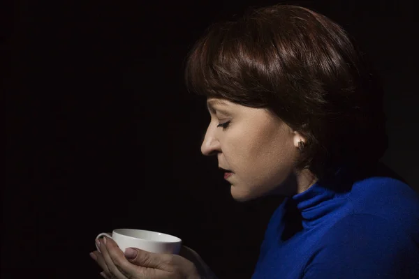 Frau mit einer Tasse Kaffee — Stockfoto