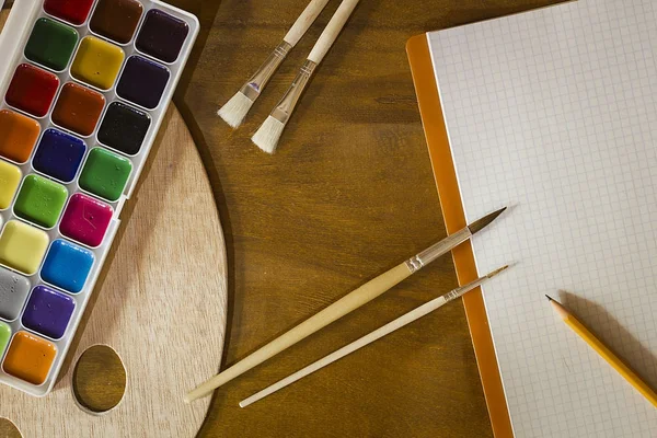 Färger, penslar och en palett — Stockfoto