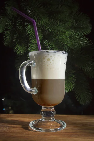 Koffie met melk in een transparante beker — Stockfoto