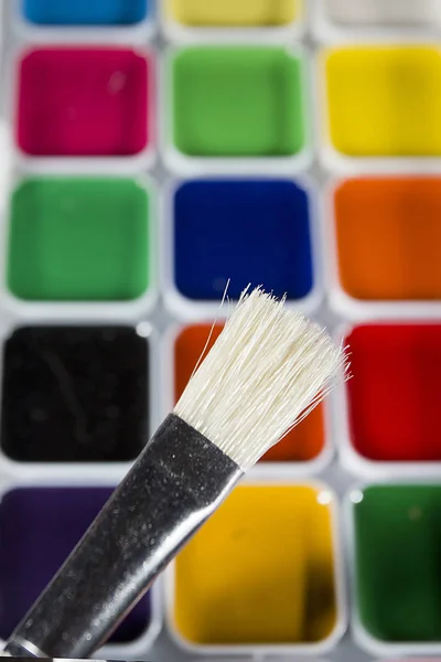 Coloridas acuarelas y un pincel —  Fotos de Stock