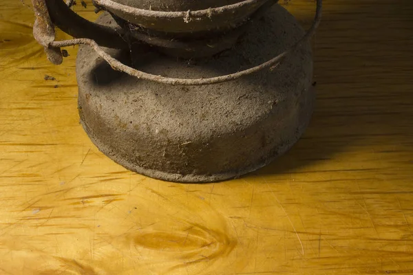 Старая ржавая керосиновая лампа — стоковое фото
