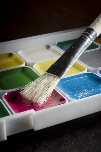 Aquarelas coloridas e uma escova — Fotografia de Stock