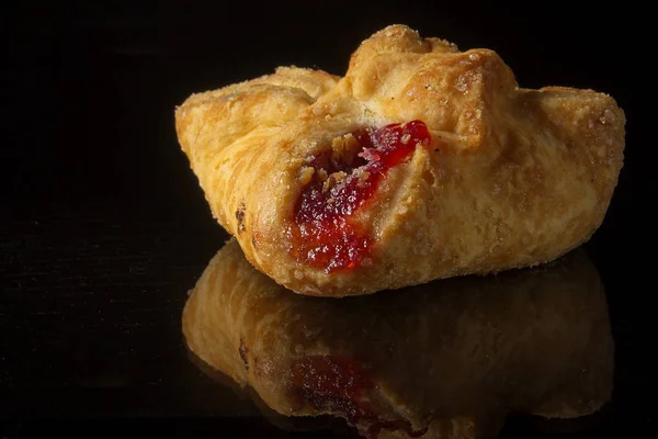 Puff pastry envelopes with jam — Stock Photo, Image